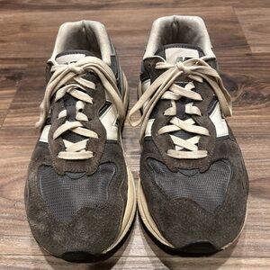 New Balance Men's Gray and Tan Sneakers